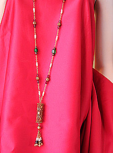 a beautiful vintage costume jewelry necklace