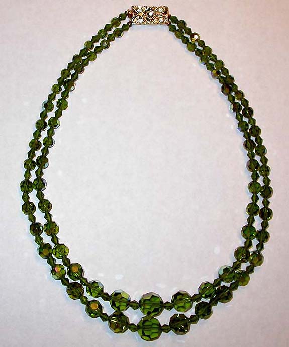 a beautiful vintage costume jewelry necklace unsigned