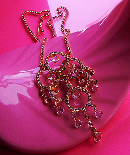 a beautiful vintage costume jewelry necklace unsigned