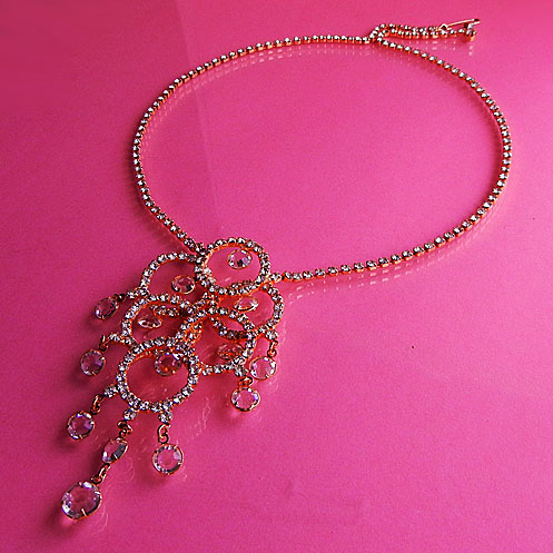 a beautiful vintage costume jewelry necklace unsigned