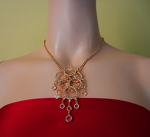 a beautiful vintage costume jewelry necklace unsigned