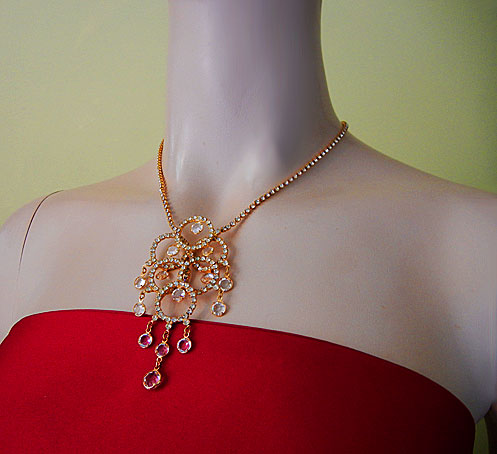 a beautiful vintage costume jewelry necklace unsigned