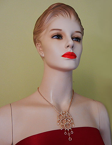a beautiful vintage costume jewelry necklace unsigned