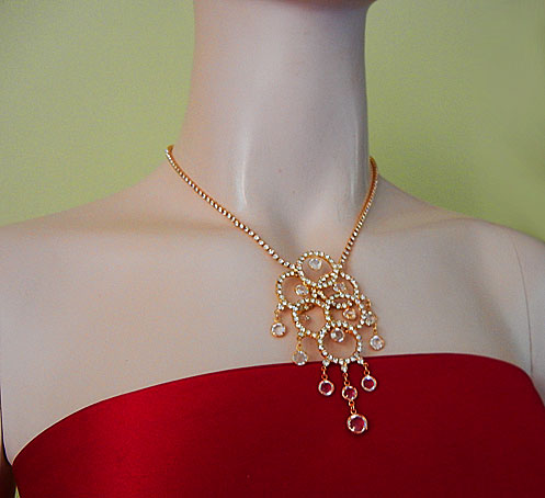 a beautiful vintage costume jewelry necklace unsigned