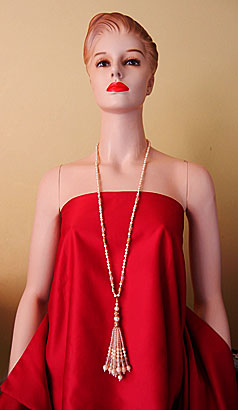 a beautiful vintage costume jewelry necklace