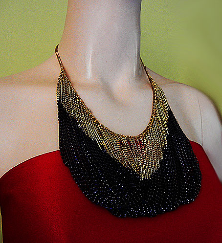 a beautiful vintage costume jewelry necklace unsigned