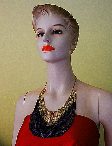 a beautiful vintage costume jewelry necklace unsigned