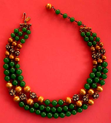 a beautiful vintage costume jewelry necklace unsigned