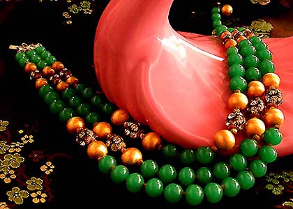 a beautiful vintage costume jewelry necklace unsigned