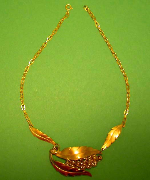 a beautiful vintage costume jewelry necklace unsigned