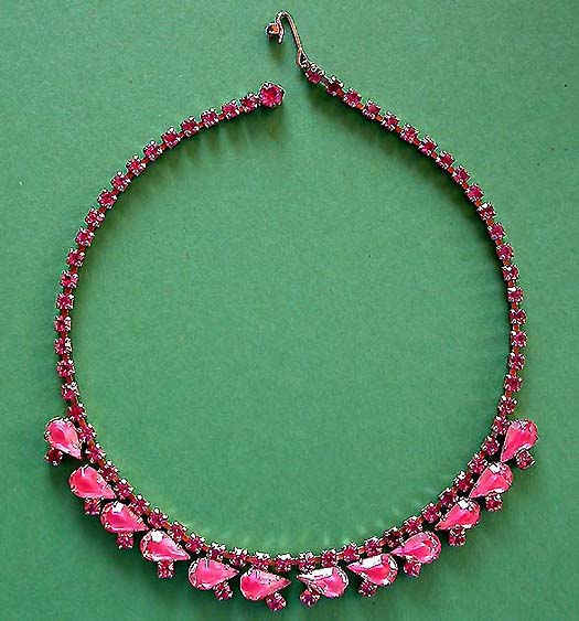 a beautiful vintage costume jewelry necklace unsigned