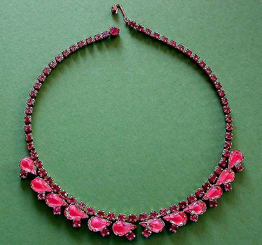 a beautiful vintage costume jewelry necklace unsigned