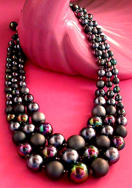a beautiful vintage costume jewelry necklace unsigned