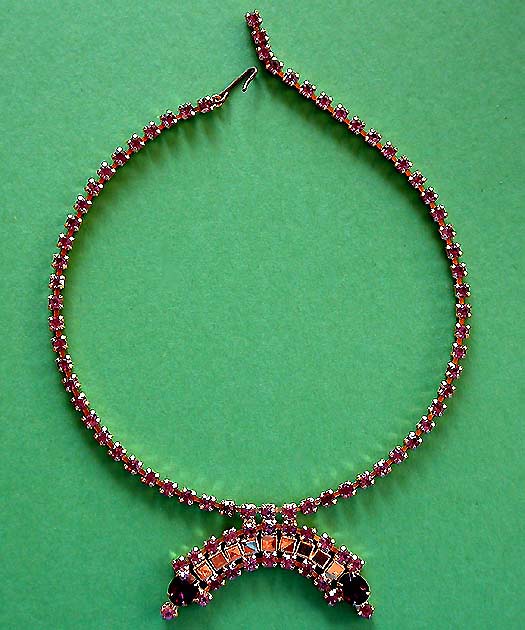 a beautiful vintage costume jewelry necklace unsigned