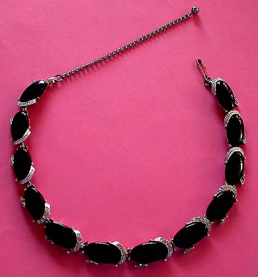 a beautiful vintage costume jewelry necklace unsigned