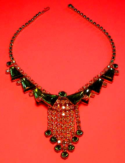 a beautiful vintage costume jewelry necklace unsigned