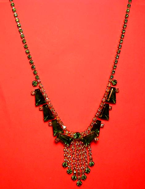a beautiful vintage costume jewelry necklace unsigned