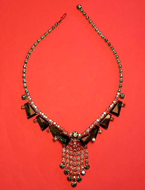 a beautiful vintage costume jewelry necklace unsigned