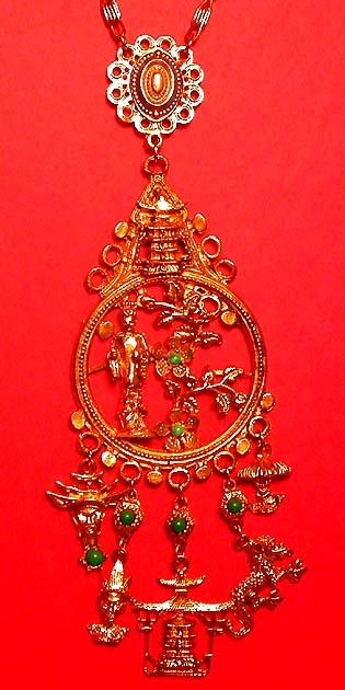 a beautiful vintage costume jewelry necklace unsigned