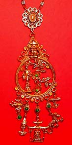 a beautiful vintage costume jewelry necklace unsigned