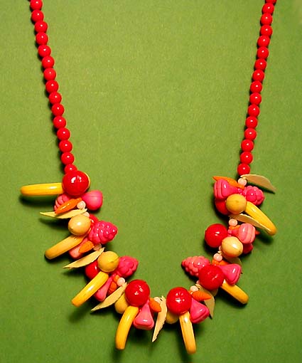a beautiful vintage costume jewelry necklace unsigned