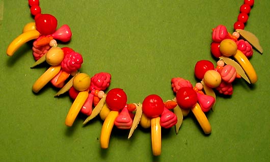 a beautiful vintage costume jewelry necklace unsigned