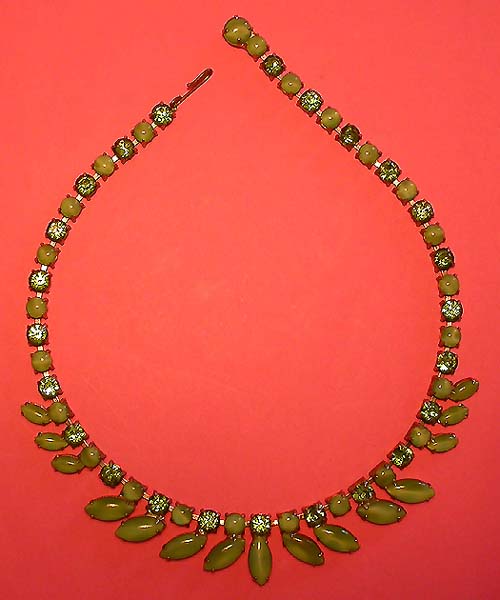a beautiful vintage costume jewelry necklace unsigned