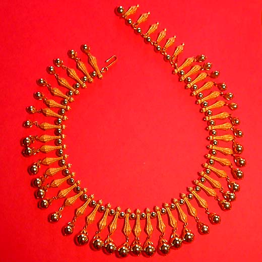 a beautiful vintage costume jewelry necklace unsigned