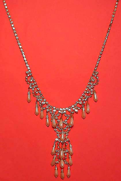 a beautiful vintage costume jewelry necklace unsigned