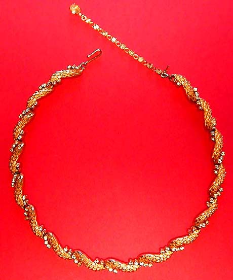 a beautiful vintage costume jewelry necklace unsigned