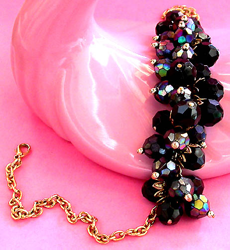 a beautiful vintage costume jewelry necklace unsigned