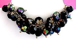 a beautiful vintage costume jewelry necklace Unsigned
