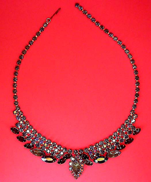 a beautiful vintage costume jewelry necklace unsigned