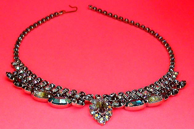 a beautiful vintage costume jewelry necklace unsigned