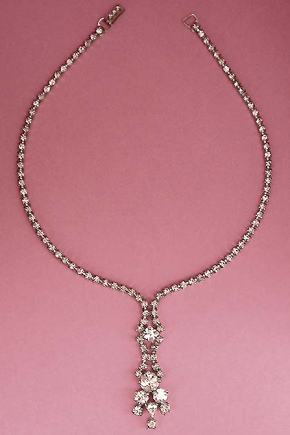 a beautiful vintage costume jewelry necklace unsigned