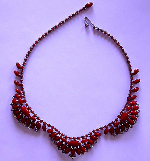 a beautiful vintage costume jewelry necklace unsigned