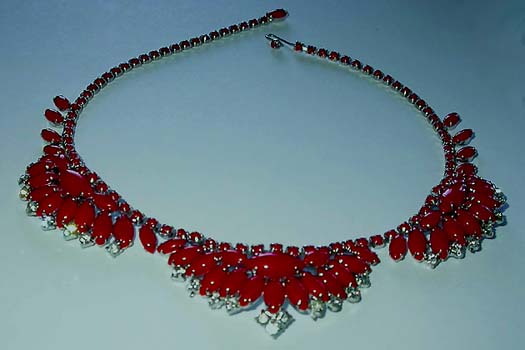 a beautiful vintage costume jewelry necklace unsigned