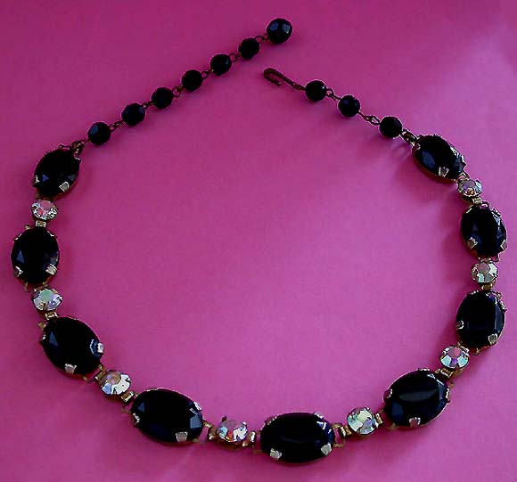 a beautiful vintage costume jewelry necklace unsigned