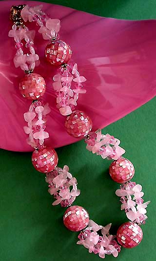a beautiful vintage costume jewelry necklace unsigned