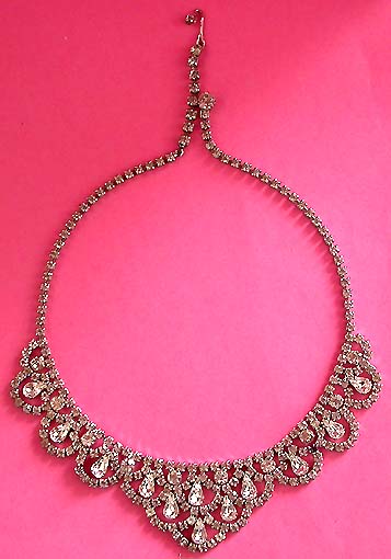 a beautiful vintage costume jewelry necklace unsigned