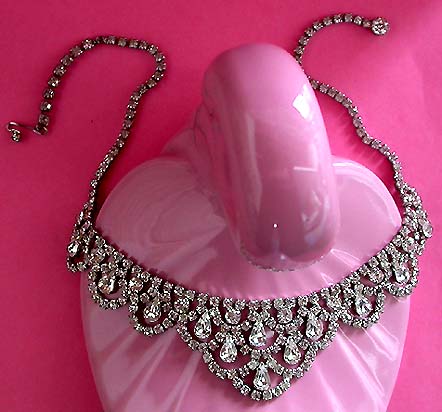 a beautiful vintage costume jewelry necklace unsigned