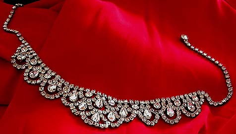 a beautiful vintage costume jewelry necklace unsigned