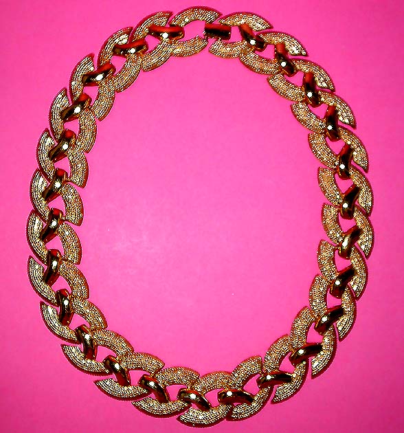 a beautiful vintage costume jewelry necklace unsigned