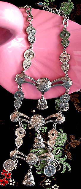 a beautiful vintage costume jewelry necklace unsigned