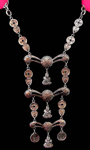 a beautiful vintage costume jewelry necklace unsigned