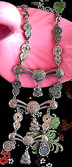 a beautiful vintage costume jewelry necklace unsigned