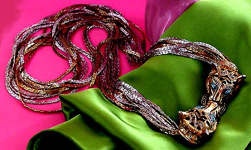 a beautiful vintage costume jewelry necklace unsigned