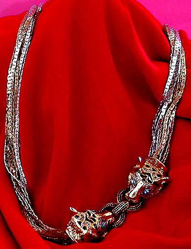 a beautiful vintage costume jewelry necklace unsigned