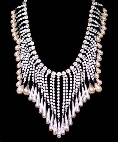a beautiful vintage costume jewelry necklace unsigned