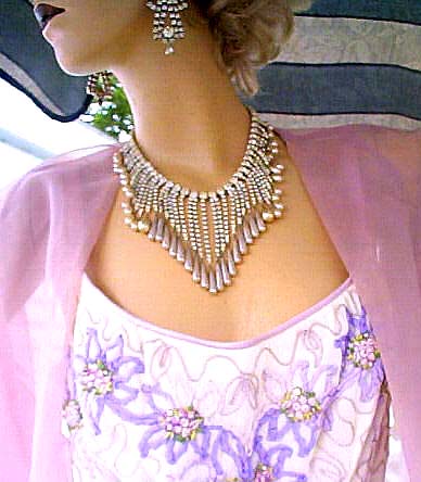 a beautiful vintage costume jewelry necklace unsigned
